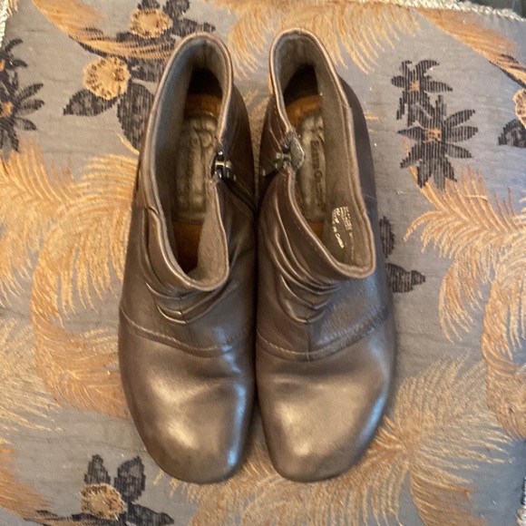 New SIZE 8 Booties in Brown  by Earth Origins all leather - Picture 3 of 9